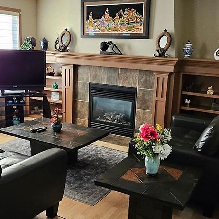 Spacious Comfortable Air-Conditioned. Near Airport! Calgary Zewnętrze zdjęcie