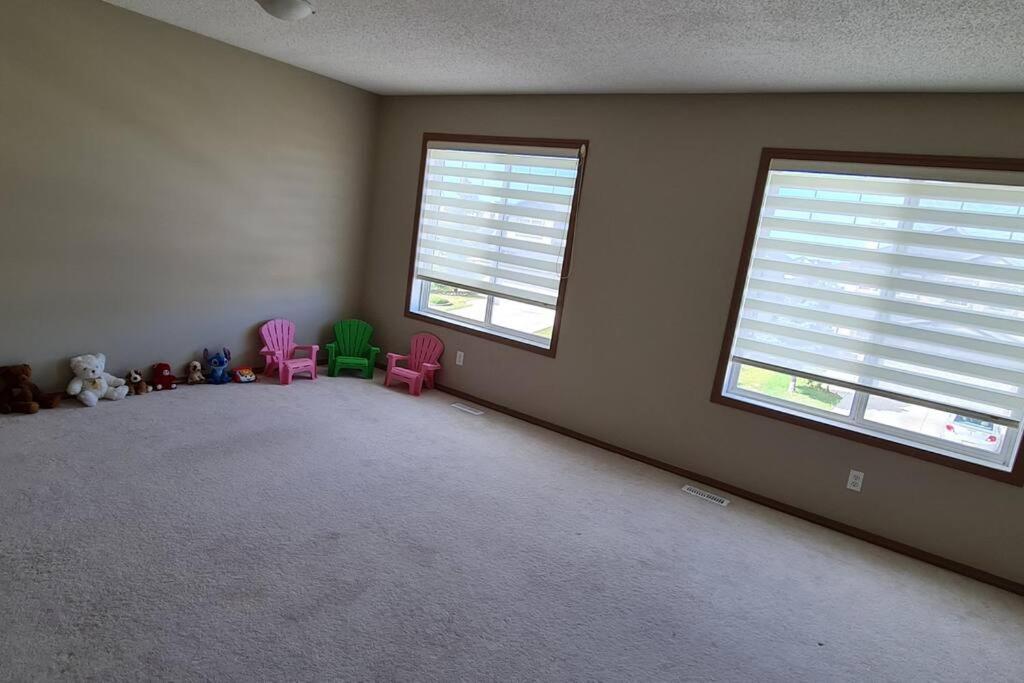 Spacious Comfortable Air-Conditioned. Near Airport! Calgary Zewnętrze zdjęcie