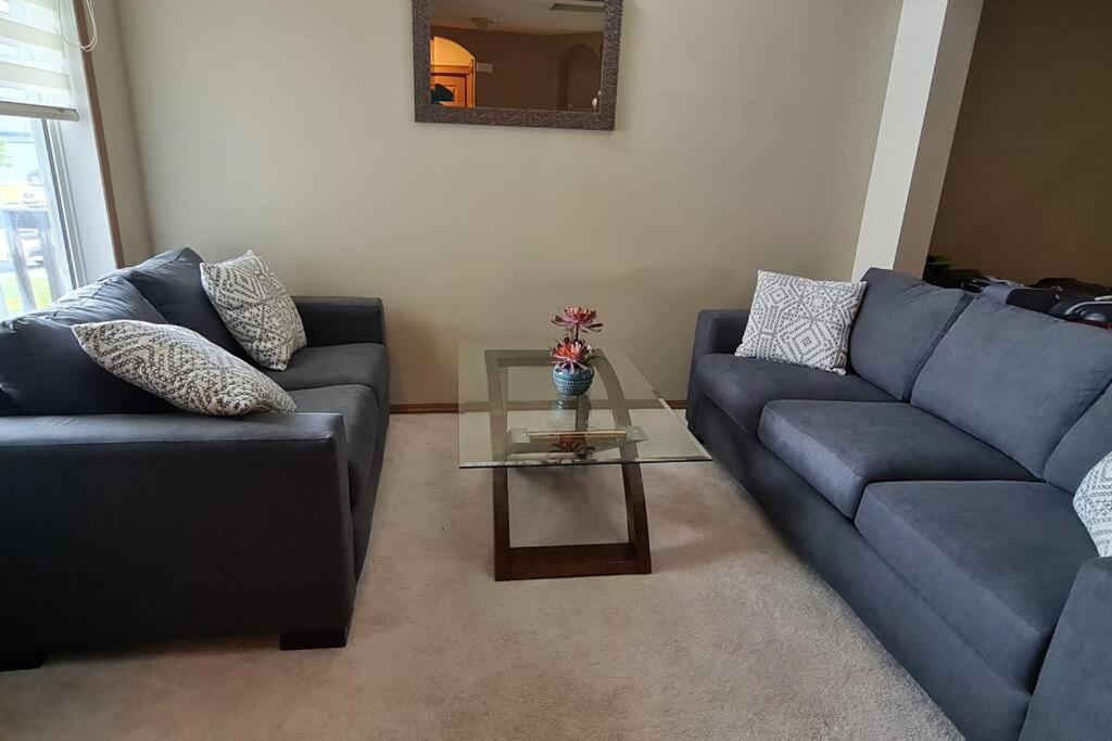 Spacious Comfortable Air-Conditioned. Near Airport! Calgary Zewnętrze zdjęcie