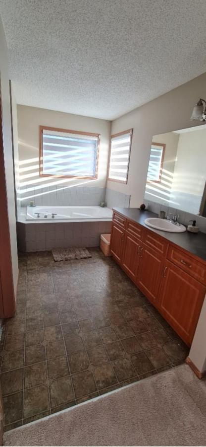 Spacious Comfortable Air-Conditioned. Near Airport! Calgary Zewnętrze zdjęcie