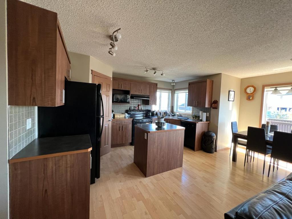 Spacious Comfortable Air-Conditioned. Near Airport! Calgary Zewnętrze zdjęcie