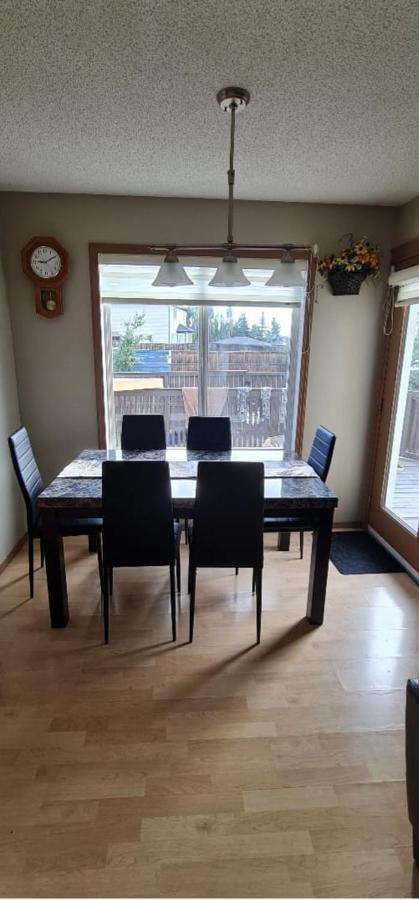 Spacious Comfortable Air-Conditioned. Near Airport! Calgary Zewnętrze zdjęcie