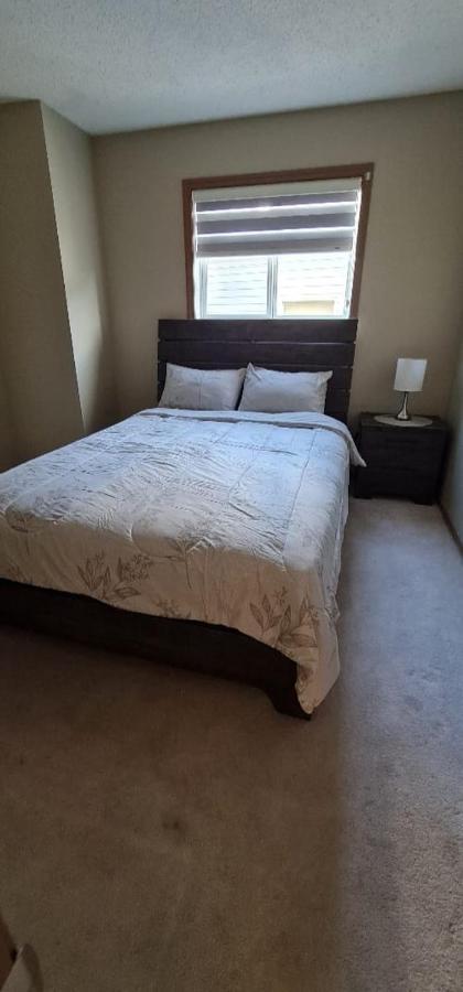 Spacious Comfortable Air-Conditioned. Near Airport! Calgary Zewnętrze zdjęcie