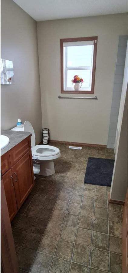 Spacious Comfortable Air-Conditioned. Near Airport! Calgary Zewnętrze zdjęcie