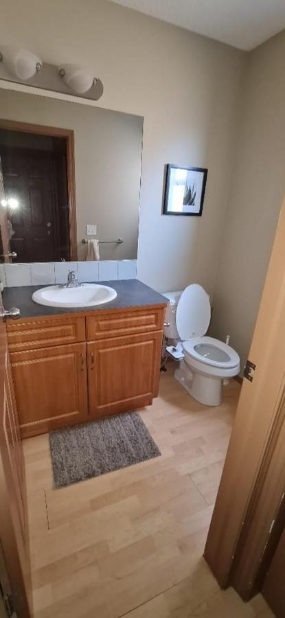 Spacious Comfortable Air-Conditioned. Near Airport! Calgary Zewnętrze zdjęcie